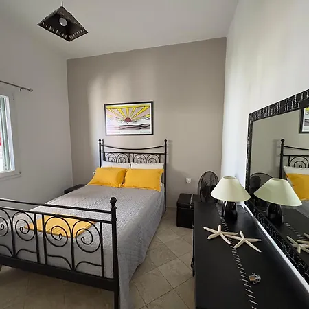 Beachfront Family Home, Filitsa House 別荘 *